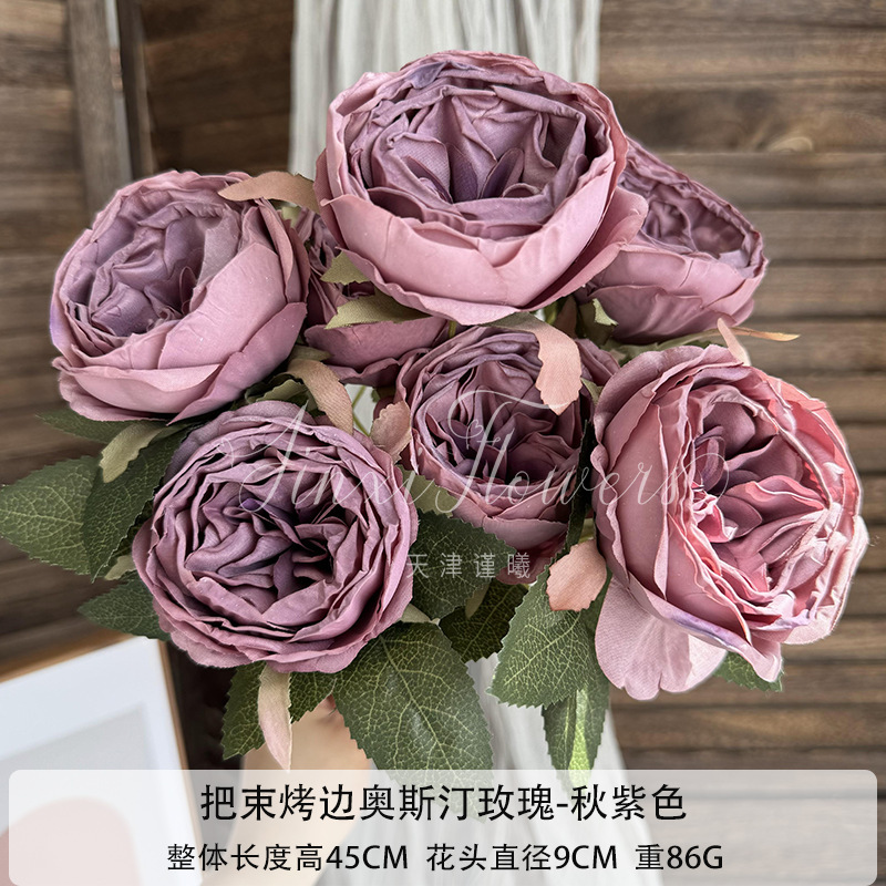 縁を焼く7頭のオースティンバラを花の結婚祝いの結婚式に飾った造花の家の客間に生け花を飾る|undefined
