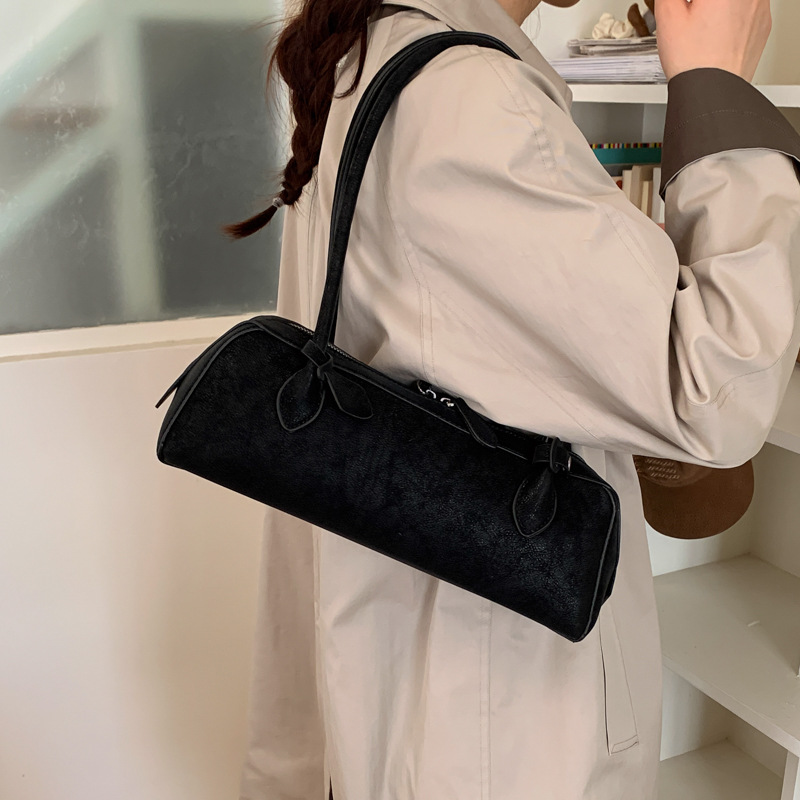 Große Wildleder-Baguette-Tasche für Damen, 2026, neuer trendiger matter Retro-Stil, einseitig schulterfrei, ideal für Pendler, mit Kissenbezug._voghion.com