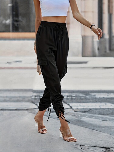 European and American-style new women's cropped pants with large pockets, elastic waistband, ankle straps, and tapered legs—perfect for commuting and casual wear.