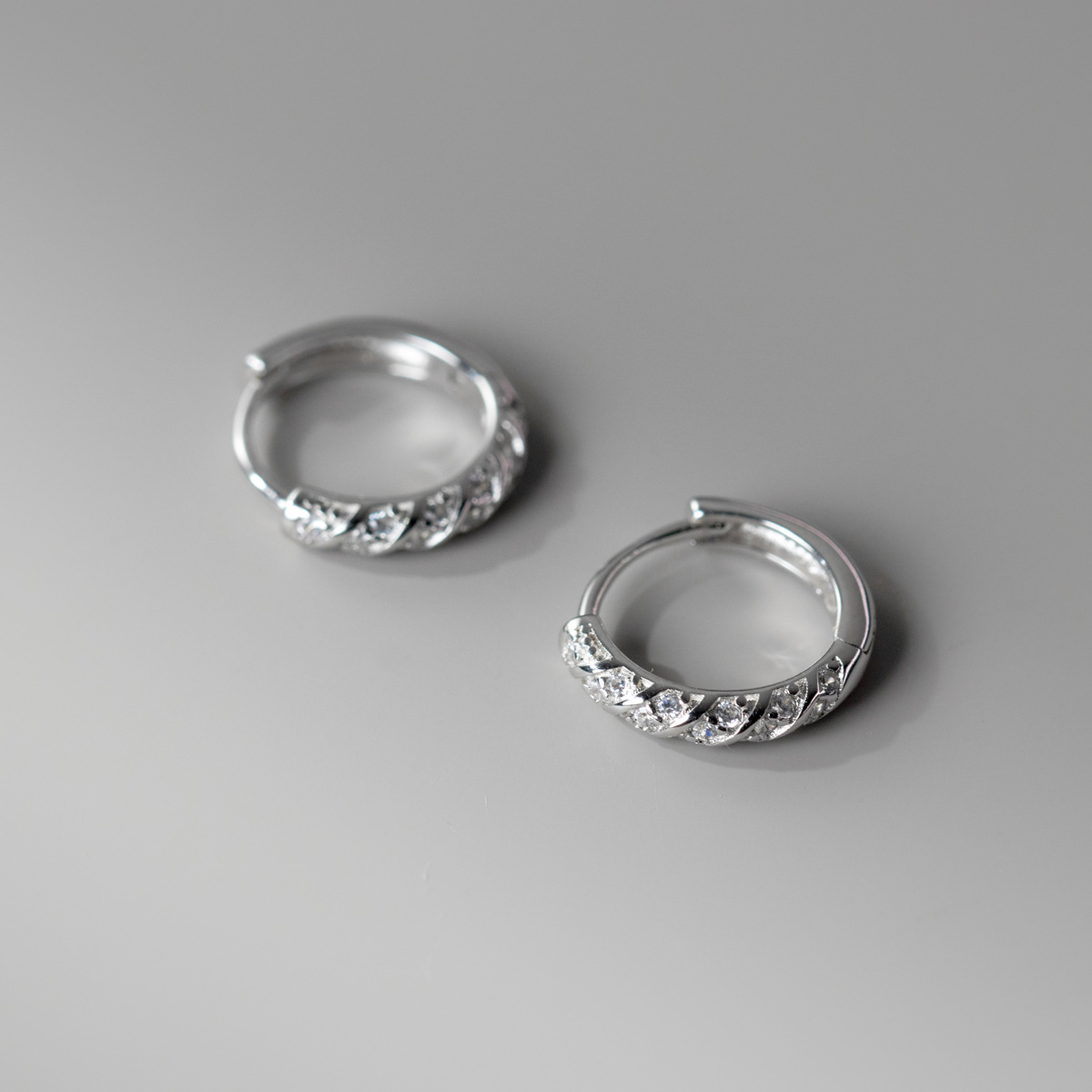 Eloch s925 plata retro in diamantes compactos pernos de orejas torcidos ligeros de lujo torsión orejas de alta calidad M03496