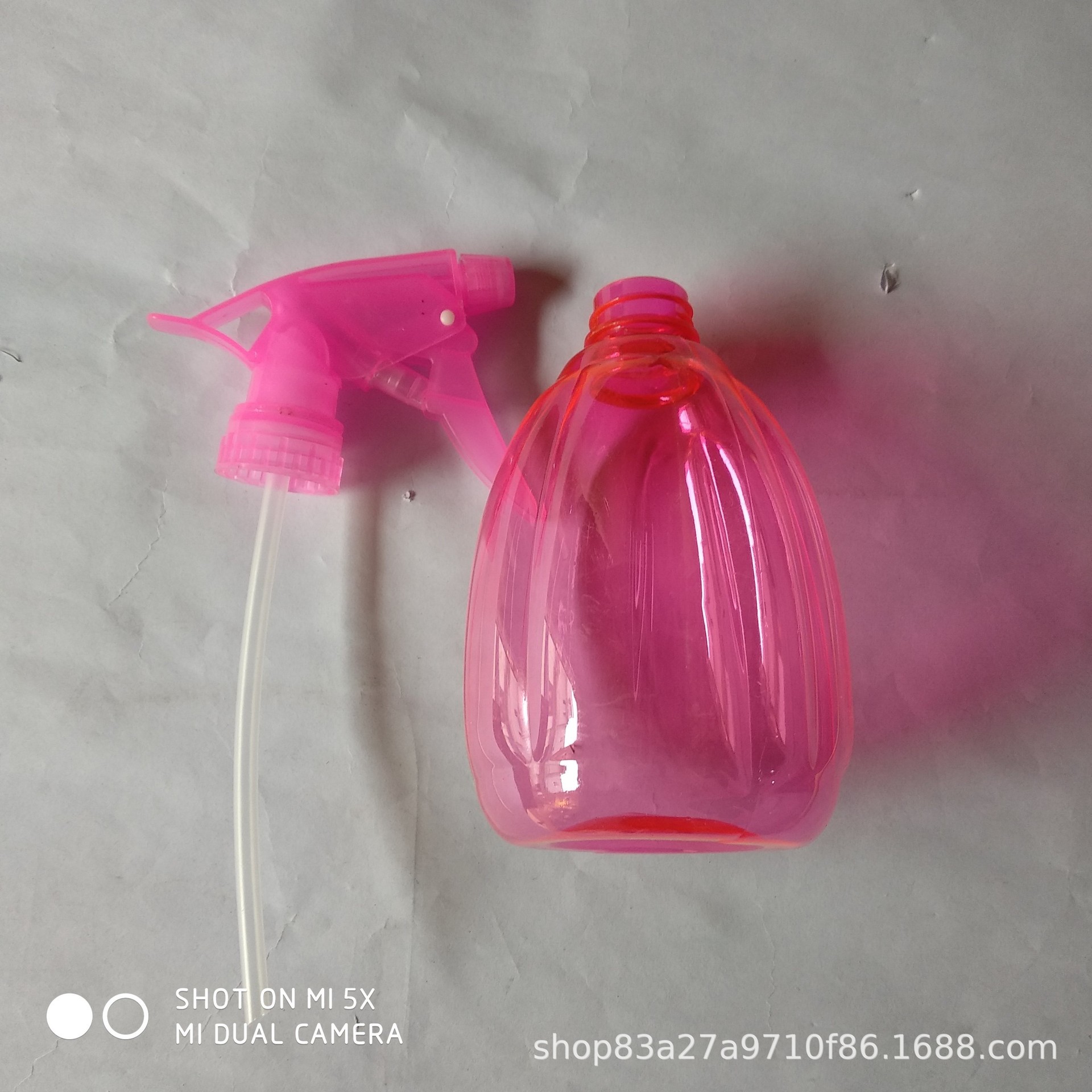 Dos yuanes de tiendas departamentales rociadores de agua de color caramelo tetera de agua rociador de flores pequeño tetera de pulverización de pepino tetera de pulverización de agua