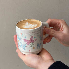 自制氛围感小众童趣春夏彩绘线条蝴蝶陶瓷杯马克杯咖啡杯水杯340m