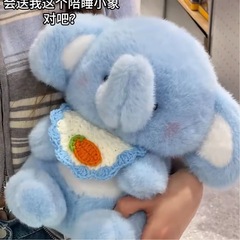 爆発的な喜びの小さな象の人形は、かわいいぬいぐるみの新年のおもちゃの装飾品を飾ることを学びます