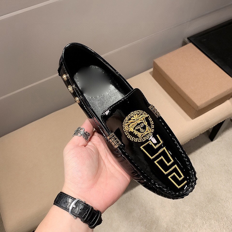 Zapatos de cuajada de cuero brillante, zapatos casuales de cuero de lujo ligero en relieve de tendencia para hombres, suela suave, cómodos zapatos perezosos de negocios de un solo pedal para hombres