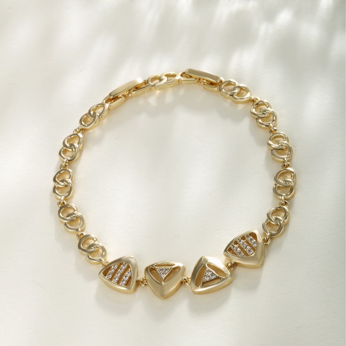 Xuping aleación de cobre chapado en oro triángulo geométrico pulsera de zircón nicho de alta calidad personalidad transfronteriza europea y americana joyas de mano para mujeres