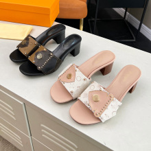 欧美时尚凉鞋2025新款真皮铆钉金属格子印花坡跟拖鞋厚底休闲跨境