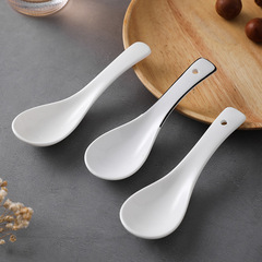 黒い線の白いシンプルな陶磁器のスプーンの家庭用食器の小さいスプーンの米のスプーンはスプーンを飲んでスプーンを調整します。