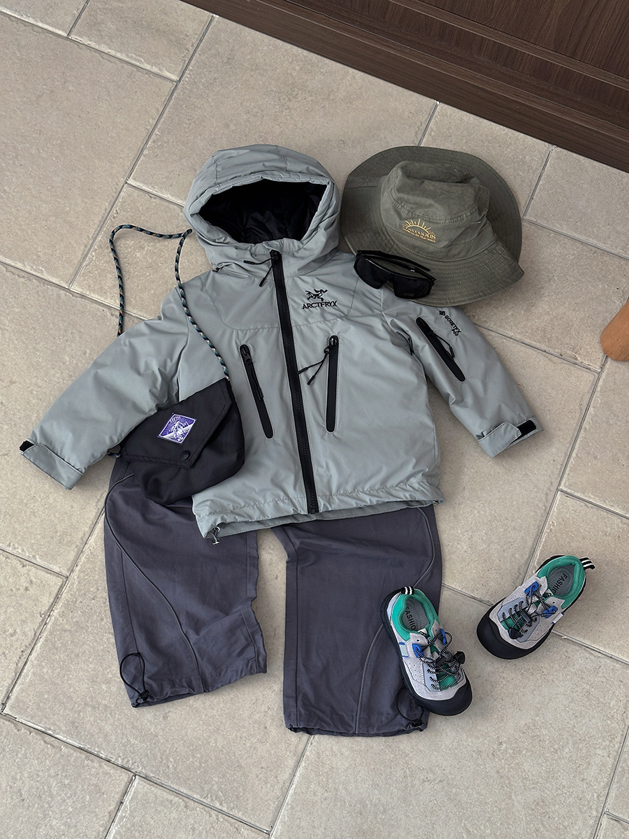 Otoño y invierno para niños ropa caliente a prueba de frío seda pluma ropa de niños hombres y mujeres ropa de asalto chaqueta con capuchón anti-temporada