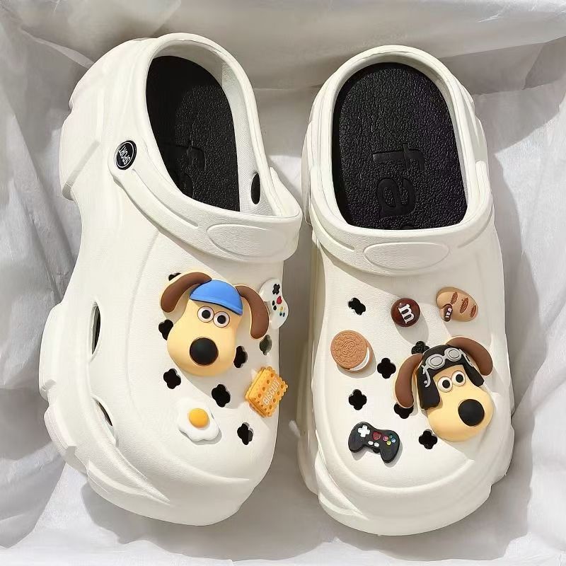 Zapatos con agujeros para mujer verano 2025 nuevo estilo de suela gruesa que pisa mierda, sandalias de uso exterior de hombre pequeño, sandalias de playa de fondo suave antideslizantes