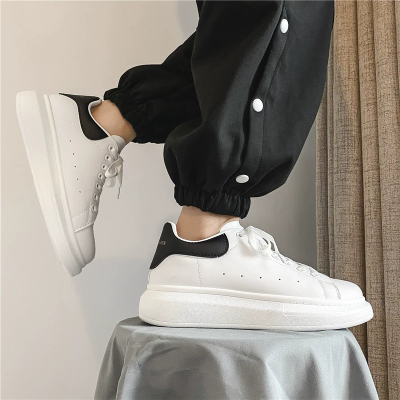 Белые кроссовки McQueen, мужские универсальные повседневные кроссовки на платформе, увеличивающие рост, Классические студенческие ботинки для досок, красные 8853