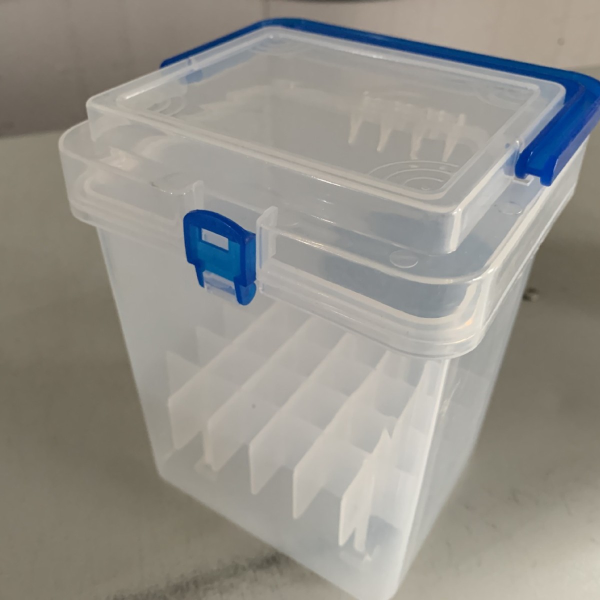 Caja de marcador del fabricante caja de pluma de plástico compartimiento caja de presentación titular de la pluma caja de almacenamiento caja de papelería de plástico al por mayor