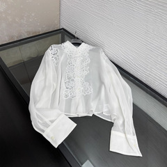 優雅で知的なレースの刺繍の水溶き花の刺繍の绢糸は薄くて、快適な通気性の立襟の長袖のシャツです。