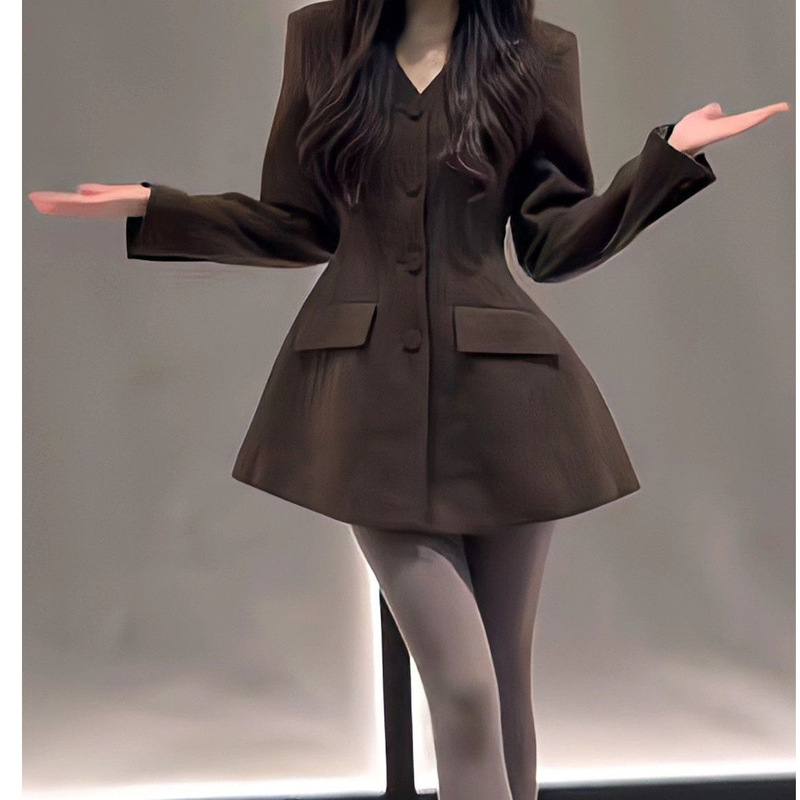 In Early Autumn, the Super Stylish Maillard Outfit with a Brown Collared Blazer Is Both Cool and Chic, Giving a Youthful Vibe In Early Autumn, the Super Stylish Maillard Outfit with a Brown Collared Blazer Is Both Cool and Chic, Giving a Youthful Vibe