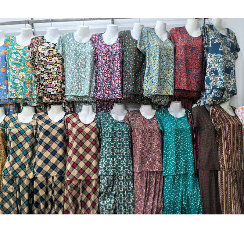 Middle-aged and elderly suit manufacturers with good-looking styles lose money and deal with large amount of money. They sell clothes at fair prices.