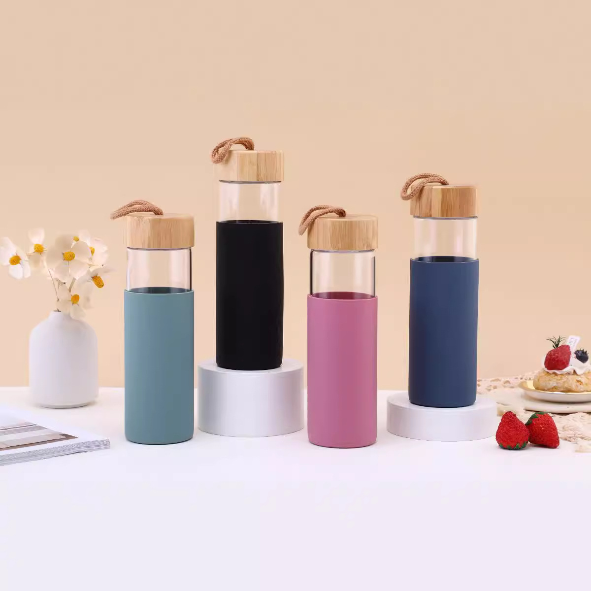 Nuevo tipo de taza de vidrio de cubierta de bambú con cubierta de silicona portátil al aire libre separación de taza de té portátil regalos al por mayor