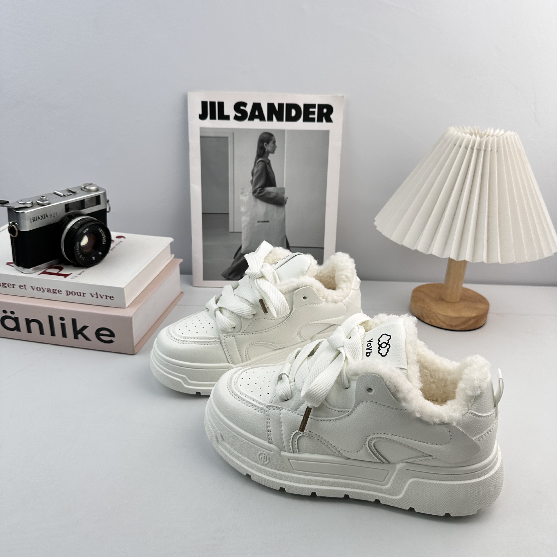 Yuanbo versátil estudiante casual zapatos blancos para mujeres 2025 nuevas zapatillas de invierno de terciopelo con suela gruesa aumentando la altura de los zapatos de patinaje