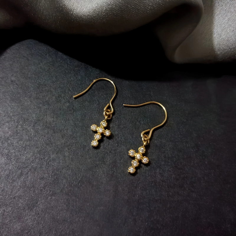 Pendientes de cruz de diamantes de plata de ley S925 chapado en oro de 16 quilates Diseño clásico femenino Pendientes de gancho de oreja de todo fósforo simple y de moda