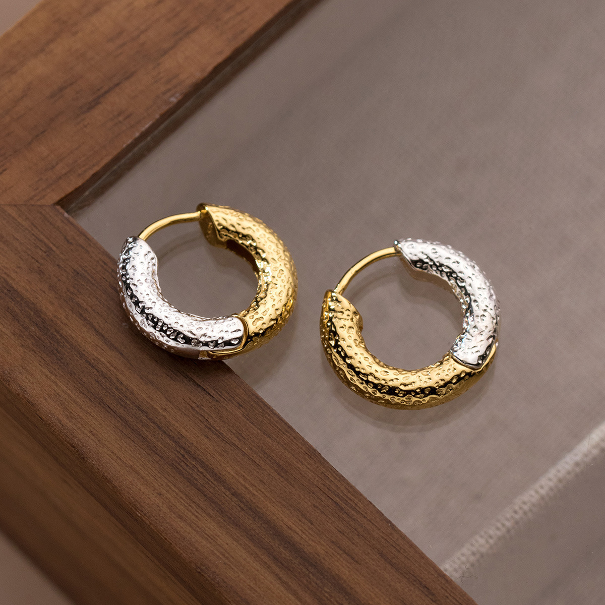 Moda europea y americana de dos colores pendientes de plata cóncavo-convexa textura hebilla de oreja ins oro y plata contraste color diseño temperamento oreja joyería