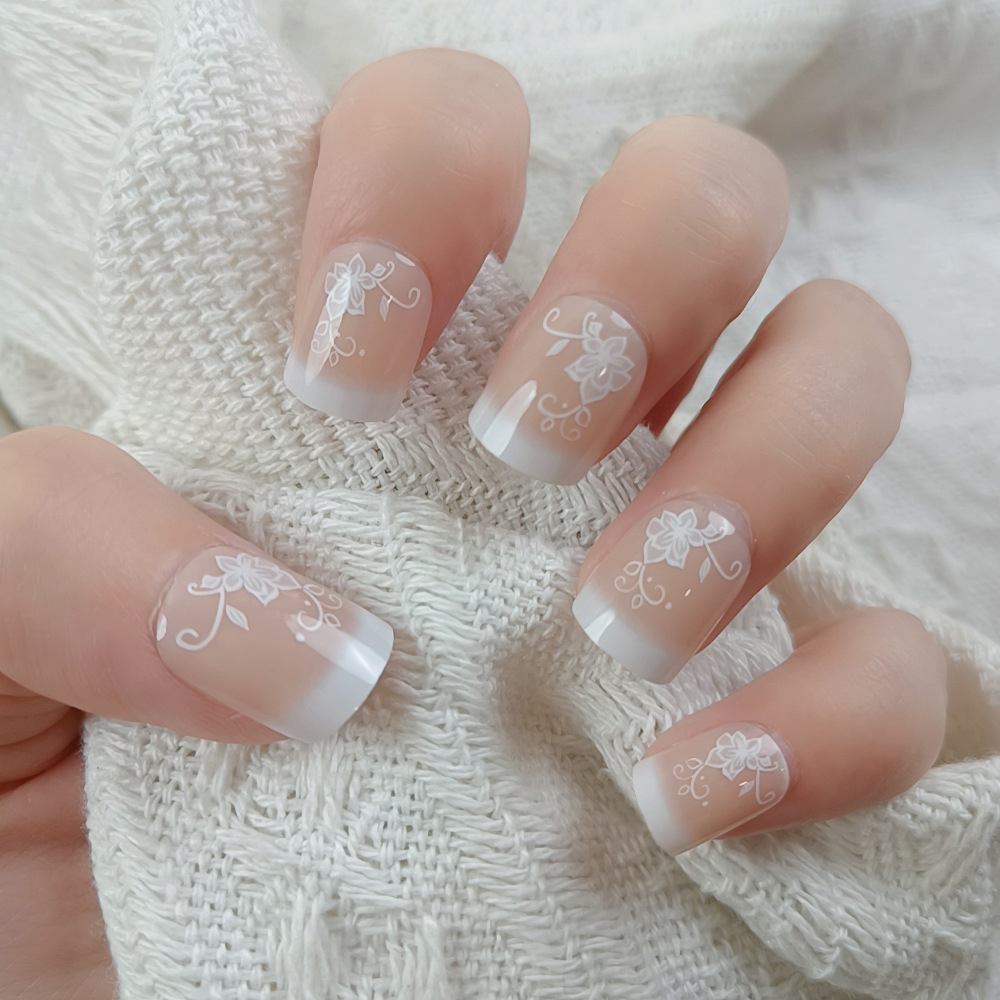 Elegante y delicada flor blanca manicure desnudo francés Uña corta 24 piezas empaquetadas parches de uñas falsas