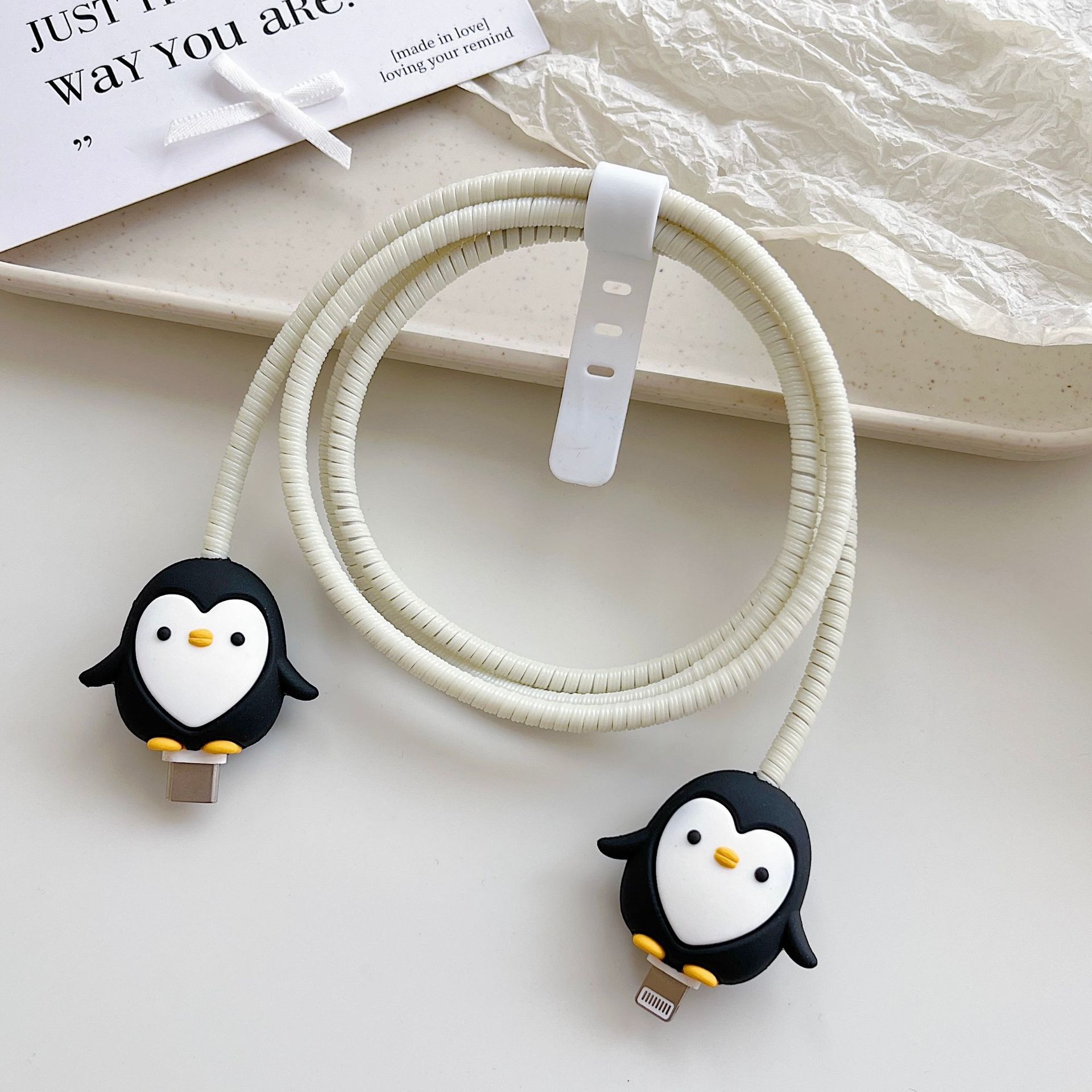 Amazon cartoon cable de datos cubierta adecuada para Apple Android cable de datos de carga rápida cuatro piezas en stock al por mayor