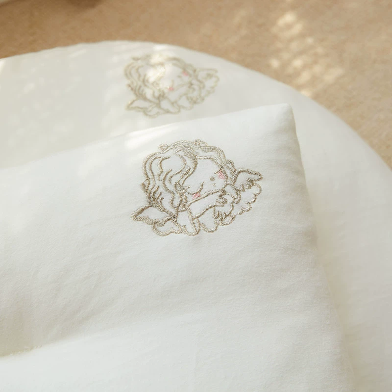 Almohada colocada en una cunita