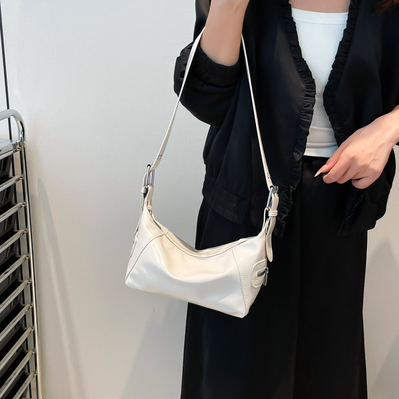 Bolso de diseño de nicho para mujeres 2025, nuevo bolso de hombro universal de verano, bolso de palo casual de aire extranjero, bolso de brazo extranjero