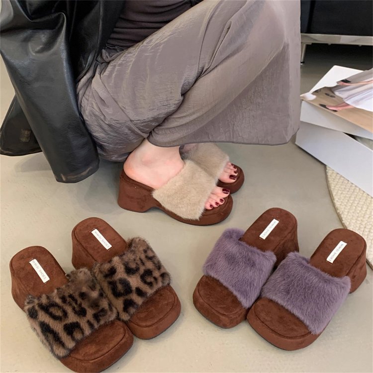 Trendy Leopard Print Furry Slippers for Women, Outdoor Wear, 2025 Autumn and Winter New Popular Fashion Plush Thick-Soled One-Strap Cotton Slippers
