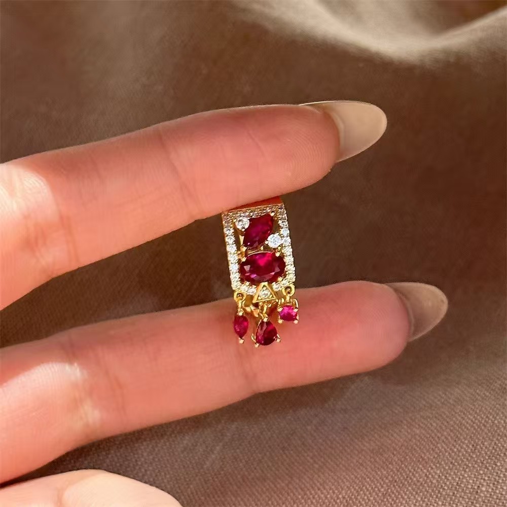 Stile Vintage Leggero Lusso Design Irregolare Disposizione Diamanti Ruby Nappa Anello Piccolo da Donna a Coda_voghion.com