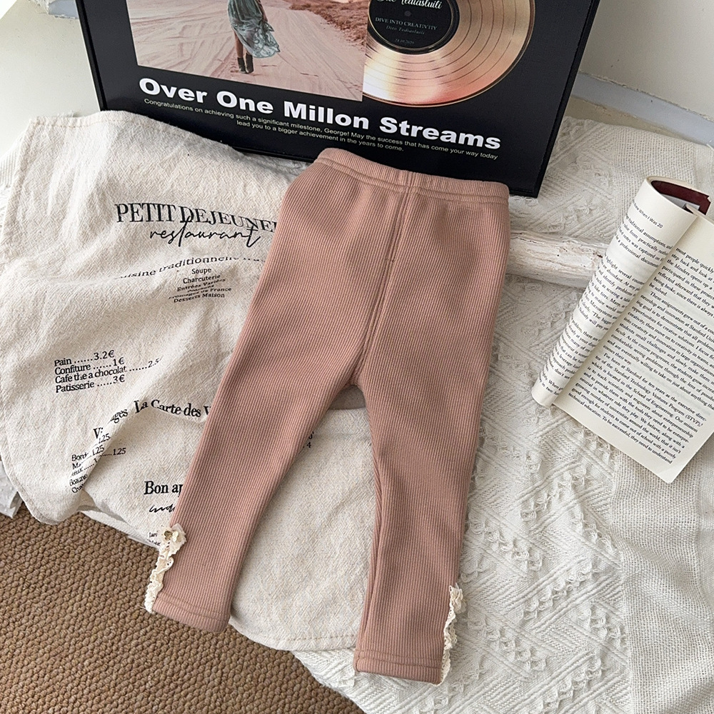 Ropa de bebé, modelos de otoño e invierno, mameluco triangular de manga larga, mono floral dulce, bebé femenino de estilo occidental más abrigo de terciopelo