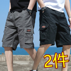 半ズボンの男性は夏のカジュアルなファッションを着ています。