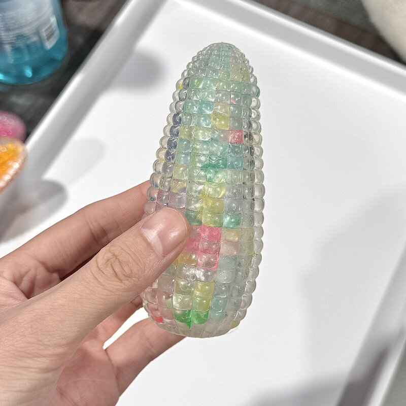 瑠璃水晶のトウモロコシのつまみの音楽はボールのトウモロコシの可塑性のスプリングバックのつまみの音楽の減圧のおもちゃをつぶして砂を流します。|undefined