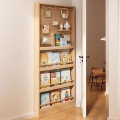 収納棚の実木の穴の板の物置棚の狭い縫い目のドアの後ろの小戸型の本棚の薄い戸棚の壁掛けの多層の絵本の棚