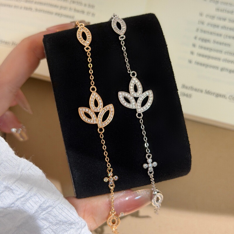 Clover Bracelet for Women, Plated with 18K Champagne Gold, Simple Geometric Design, Korean Style, Sweet and Stylish, High Aesthetic Value, Fashionable Accessory