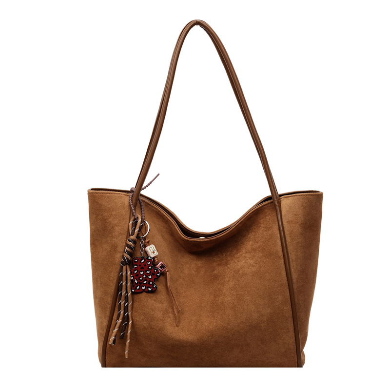 Otoño y invierno súper calientes bolsas de seda de gran capacidad para mujeres 2025 nuevas bolsas de hombro de viaje ocio para la axila