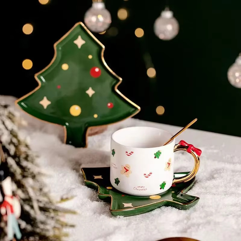 Tazas de cerámica de estilo navideño con mango encantador cubiertos diarios con cucharas de regalo con tazas y platos
