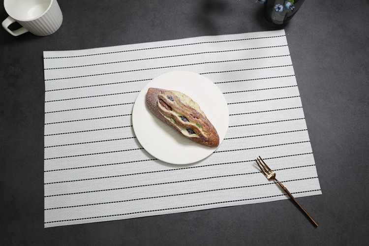 Fábrica Nórdico de alta gama Hotel blanco y negro a rayas simple Teslin PVC occidental comida estera japonés aislamiento térmico antideslizante Montaña Rusa