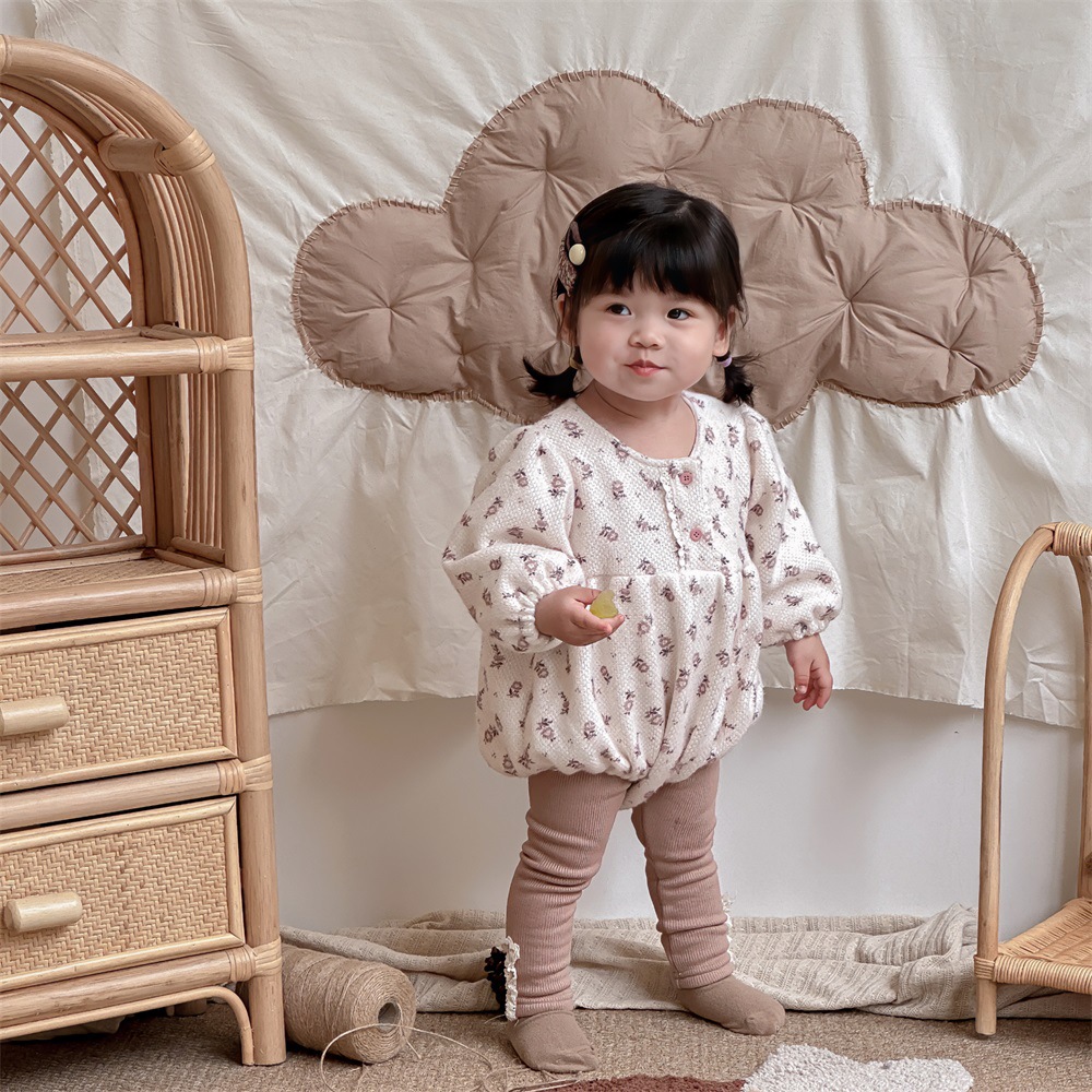 Ropa de bebé, modelos de otoño e invierno, mameluco triangular de manga larga, mono floral dulce, bebé femenino de estilo occidental más abrigo de terciopelo