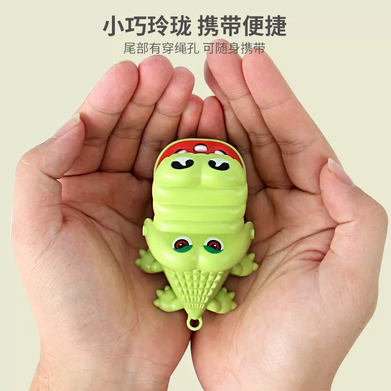 Маленькая игрушка — крокодил, кусает палец