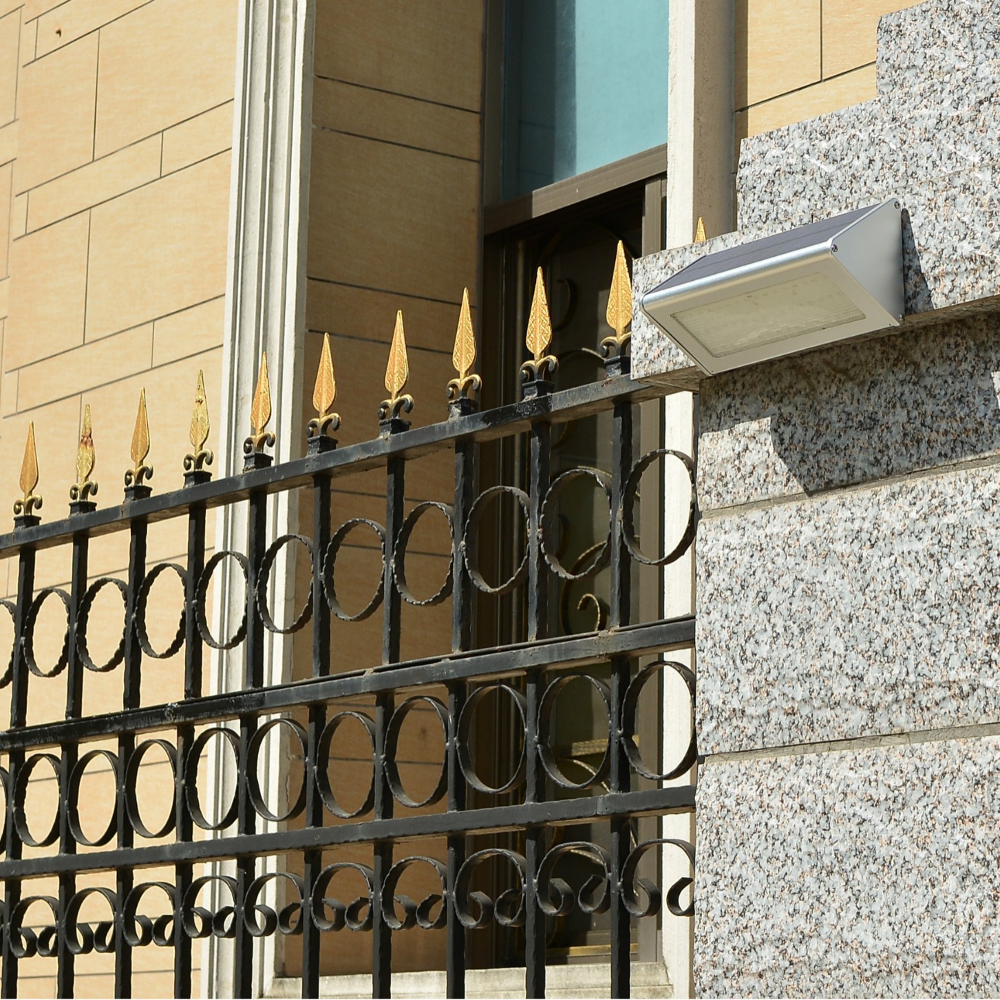 Suministro directo de fábrica lámpara de calle solar 48led aleación de aluminio luz inteligente sentido calle lámpara patio radar inducción lámpara de pared