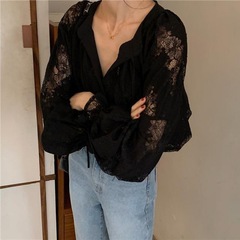 春と秋の太いレースの底のシャツの女性の薄いサイズの婦人服の長袖のシャツの透かし彫りのシャツのゆったりとしたお腹を遮る上着