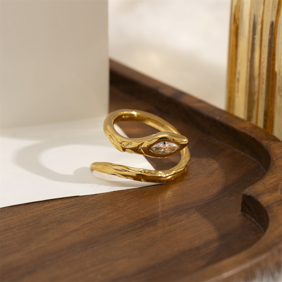 Tena anillo de acero inoxidable europeo y americano femenino no se desvanece personalidad anillo en forma de serpiente sentido de alta gama joyería explosiva transfronteriza al por mayor