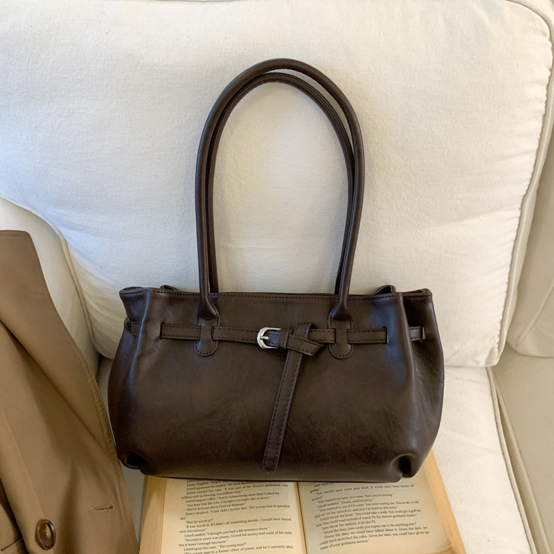 Bolsa de gran capacidad para mujeres otoño y invierno 2025, nuevo estilo coreano de moda retro bolso de hombro para llevar a cabo el trabajo.