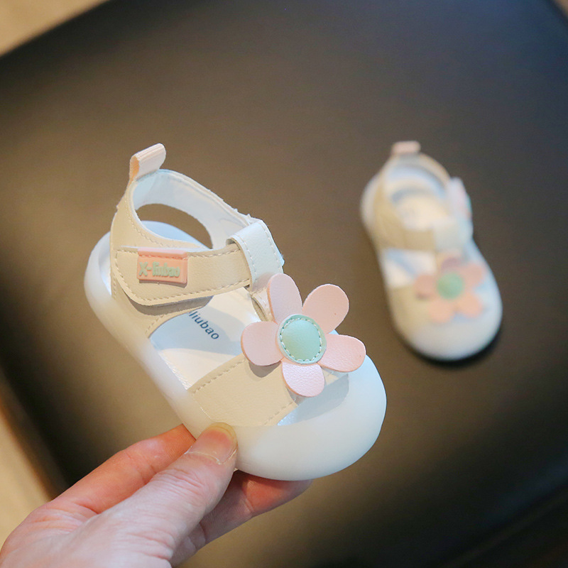 Sandalias de bebé femenino 2024 estilo de verano 0 uno 1-2 años bebé de suela blanda zapatos de princesa para niños pequeños zapatos para niñas 3