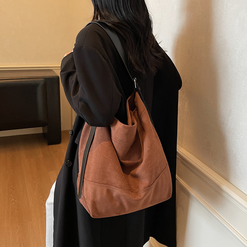 Bolsa de cubo de gran capacidad esmerizada transfronteriza para mujeres 2025, otoño y invierno, nueva bolsa de hombro coreana de alto valor de cara, bolsa de tendencia debajo de la axila