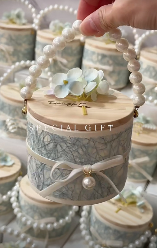 木の蓋のテーブルの砂糖の箱の赤い本の同型の喜糖の箱の中国式の結婚の屋外の結婚式のアイデアの婚約の喜糖の箱|undefined