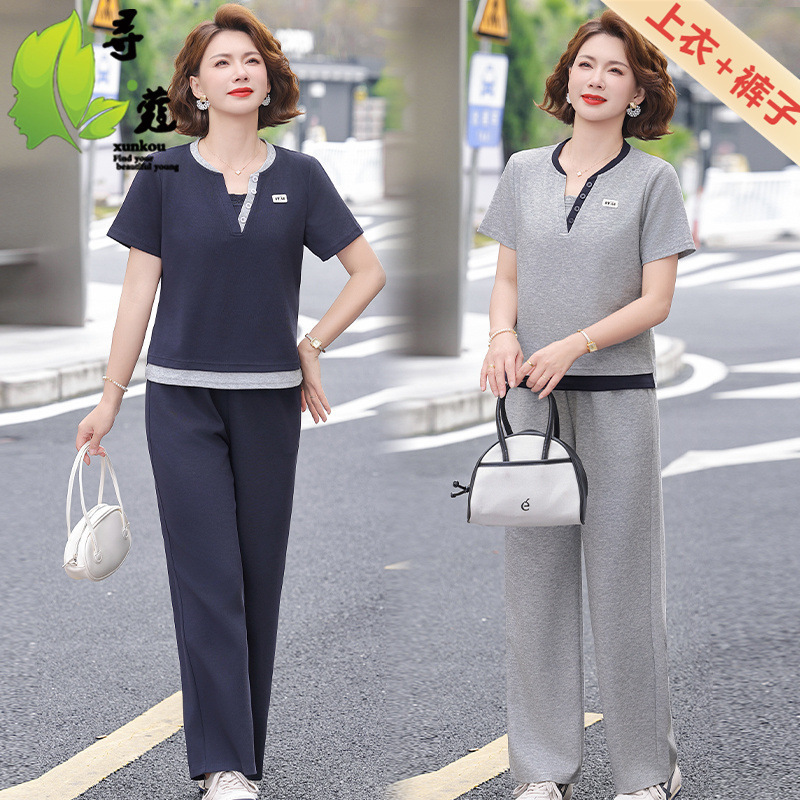 Short-Sleeved Mom-Style Casual Outfit with Small Lapel, Stylish Sportswear for Middle-Aged and Elderly Women, Loose Two-Piece Striped Set for 40-Year-Olds