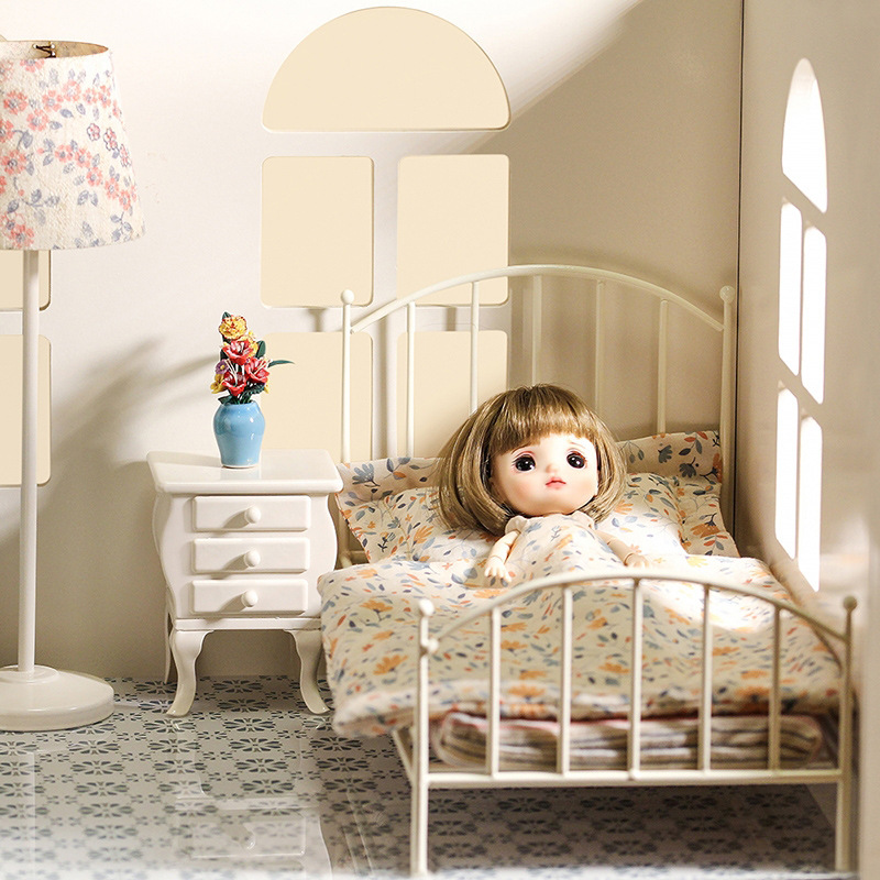 Cama Pequeña de Hierro para Casa de Muñecas OB11 de Metal