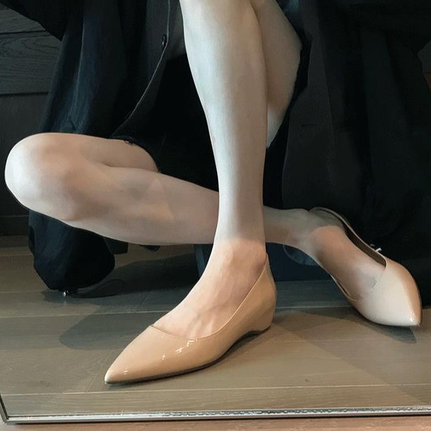 Versión de piel de oveja primavera y otoño francés negro aumento de altura interior zapatos de mujer punta zapatos planos zapatos de abertura ligera de mujer zapatos de viaje único