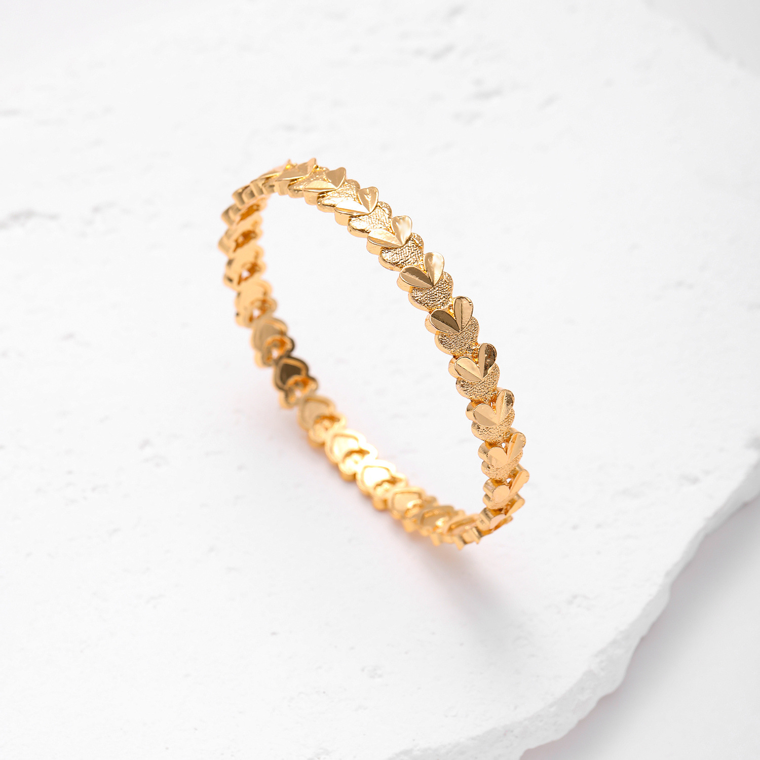 Oriente Medio transfronterizo moda europea y americana un brazalete de flores de automóvil en forma de corazón Dubai moda de citas femeninas joyas de alta calidad