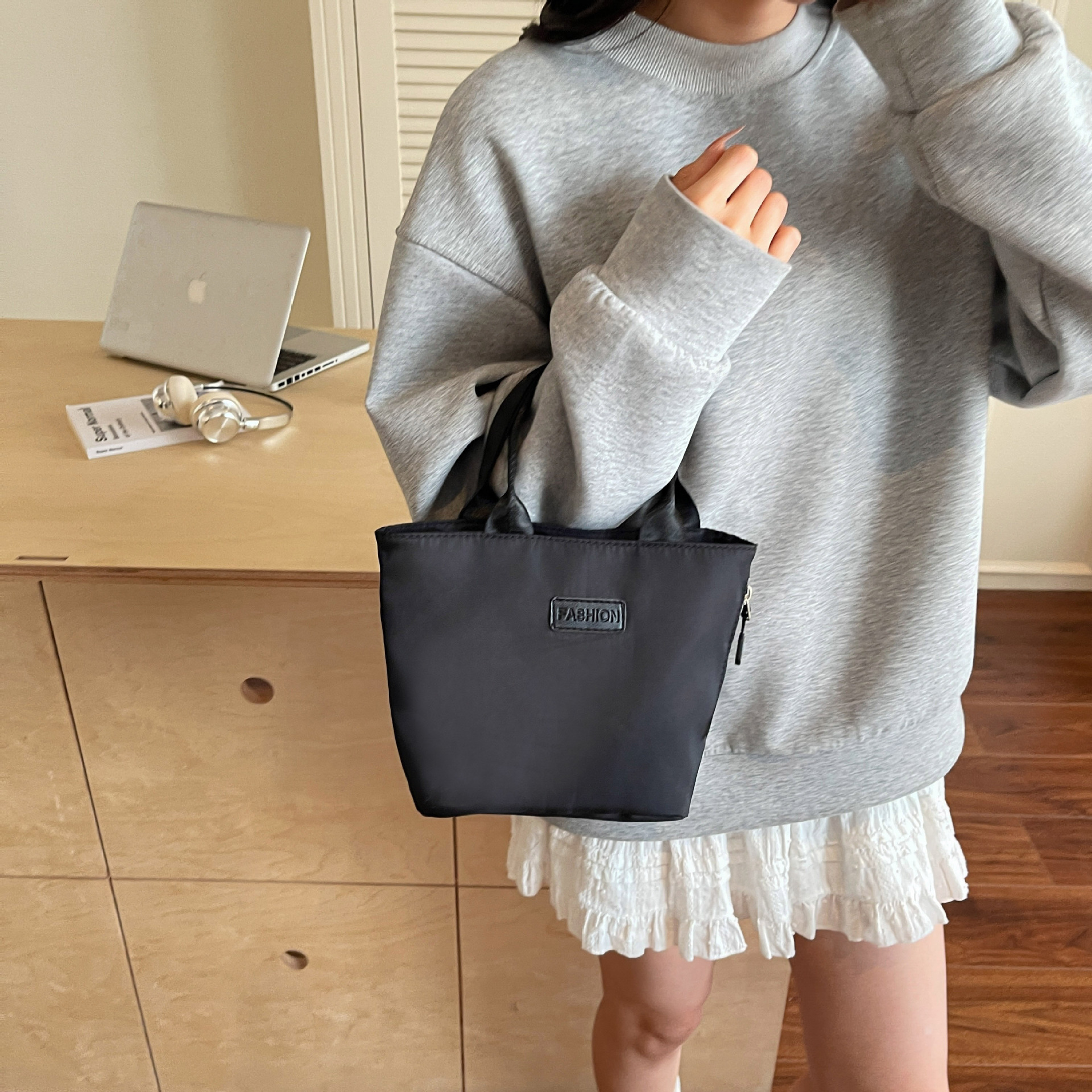 新しい 2025 夏のナイロンハンドバッグ韓国スタイルのファッションレディースバッグカジュアル布バッグ通勤多用途ハンドバッグ